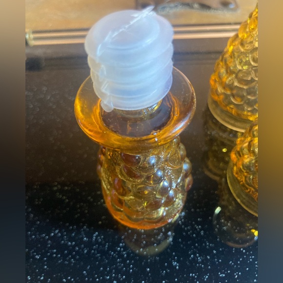 Vintage amber glass decanter and cup set UV reactive grape motif - Picture 6 of 14